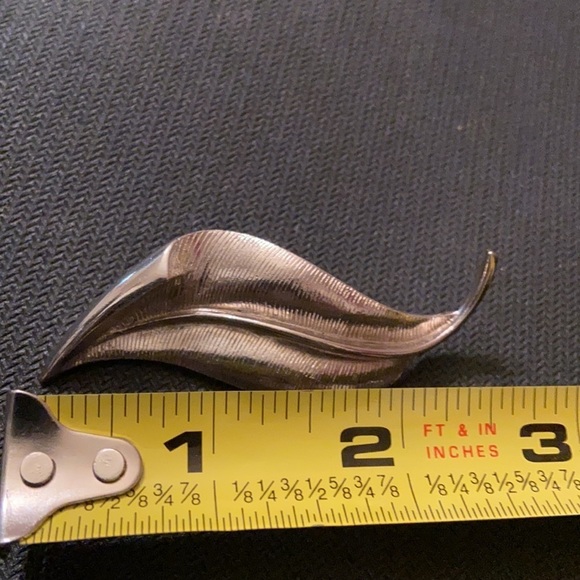 Women’s Scrolled Sculptured Silver Textured Leaf Brooch Pendant. - Picture 2 of 4